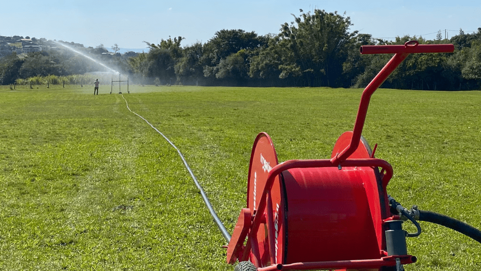 sistema-de-irrigacao-com-tubo-e-motobomba
